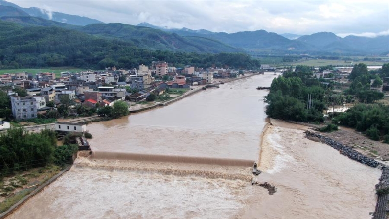 Al menos cuatro personas fallecieron y diez se encuentran desaparecidas tras las fuertes lluvias que han azotado en los últimos días varias regiones de la provincia meridional china de Cantón. EFE/EPA/Xinhua/Lu Hanxin 