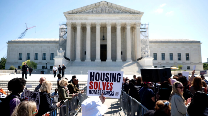 Activistas por los derechos de las personas sin hogar celebran una concentración ante el Tribunal Supremo de Estados Unidos en Washington el 22 de abril de 2024. (Kevin Dietsch/Getty Images)