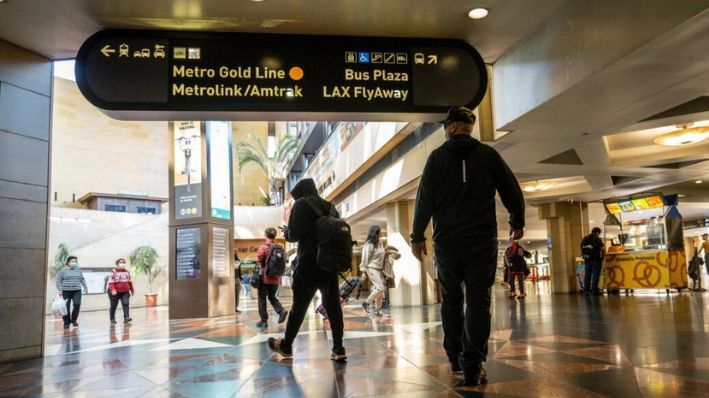 El sistema de transporte de la línea del Metro de Los Ángeles en Los Ángeles el 19 de abril de 2023. (John Fredricks/The Epoch Times)