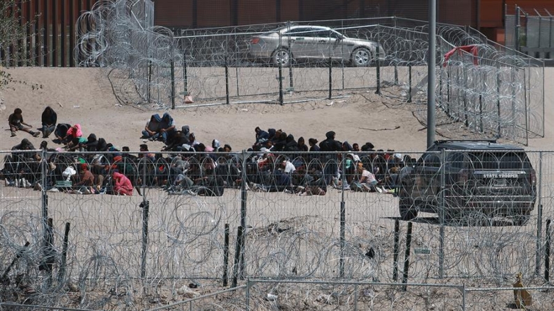 Fotografía que muestra a migrantes en la frontera con Estados Unidos, el 20 de abril de 2024 en Ciudad Juárez (México). EFE/Luis Torres