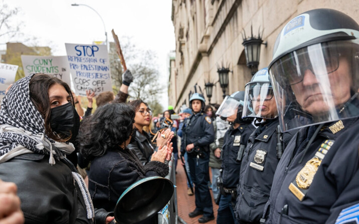 Estudiantes y activistas pro-palestinos confrontan a la policía mientras se reúnen frente a la Universidad de Columbia para protestar por la postura de la universidad sobre Israel, en la ciudad de Nueva York, el 18 de abril de 2024. (Spencer Platt/Getty Images)

