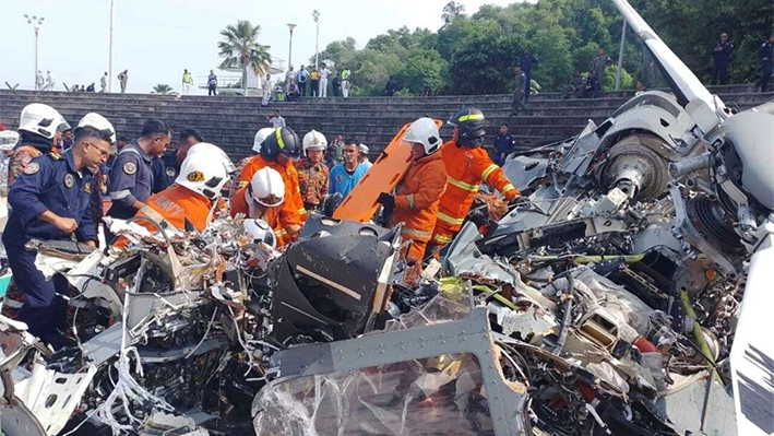 El departamento de bomberos y rescate inspecciona el lugar donde se estrellaron dos helicópteros en Lumur, estado de Perak, Malasia, el 23 de abril de 2024. (Departamento de Bomberos y Rescate de Malasia vía AP)