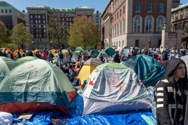 Simpatizantes propalestinos montan un campamento de protesta en el campus de la Universidad de Columbia, en Nueva York, el 22 de abril de 2024. (Spencer Platt/Getty Images)