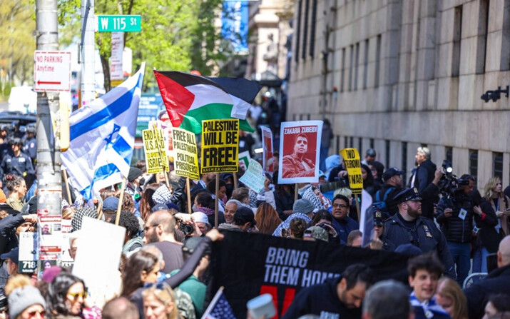 Manifestantes pro-Palestina y pro-Israel se enfrentan cerca de la entrada de la Universidad de Columbia, en la ciudad de Nueva York, el 22 de abril de 2024. (Charly Triballeau/AFP vía Getty Images)