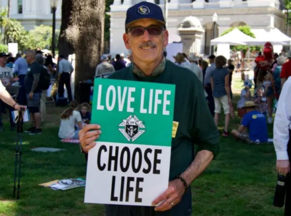 Greg Marracq, diputado estatal de California de la organización católica Caballeros de Colón, se une a la Marcha por la Vida de California en Sacramento el 22 de abril de 2024. (Travis Gillmore/The Epoch Times)