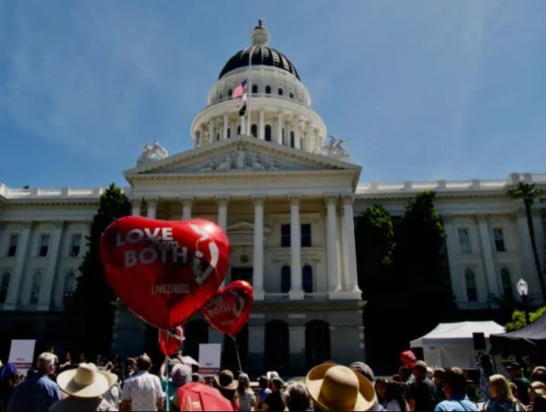 Cerca de 3000 defensores de la vida se reunieron el 22 de abril de 2024 en las escaleras del edificio del Capitolio estatal de California para pedir a los legisladores que denuncien el aborto y protejan la vida de los niños no nacidos en Sacramento. (Travis Gillmore/The Epoch Times)