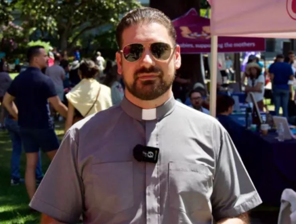 Paul Liberati, pastor principal de la Iglesia del Rey, se une a la Marcha por la Vida de California en Sacramento el 22 de abril de 2024. (Travis Gillmore/The Epoch Times)