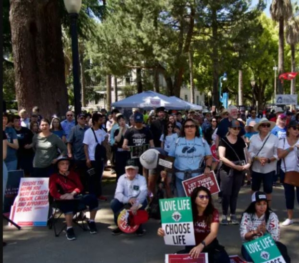 Unos 3000 defensores provida se reunieron en las escalinatas del edificio del Capitolio estatal de California para pedir a los legisladores que denuncien el aborto y protejan la vida de los niños no nacidos en Sacramento el 22 de abril de 2024. (Travis Gillmore/The Epoch Times)