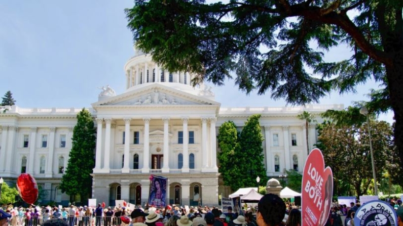 Unos 3000 defensores provida se reunieron el 22 de abril de 2024 en las escalinatas del Capitolio de California en Sacramento el 22 de abril para pedir a los legisladores que denuncien el aborto y protejan la vida de los niños no nacidos. (Travis Gillmore/The Epoch Times)