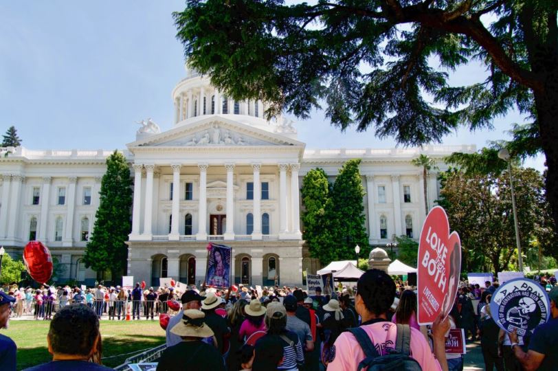 Miles de personas se reúnen en el Capitolio de California durante la 4ª Marcha Anual por la Vida