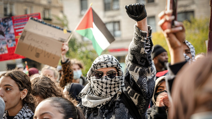 Estudiantes protestan en apoyo a Palestina y por la libertad de expresión frente al campus de la Universidad de Columbia en Nueva York, el 15 de noviembre de 2023. (Spencer Platt/Getty Images)
