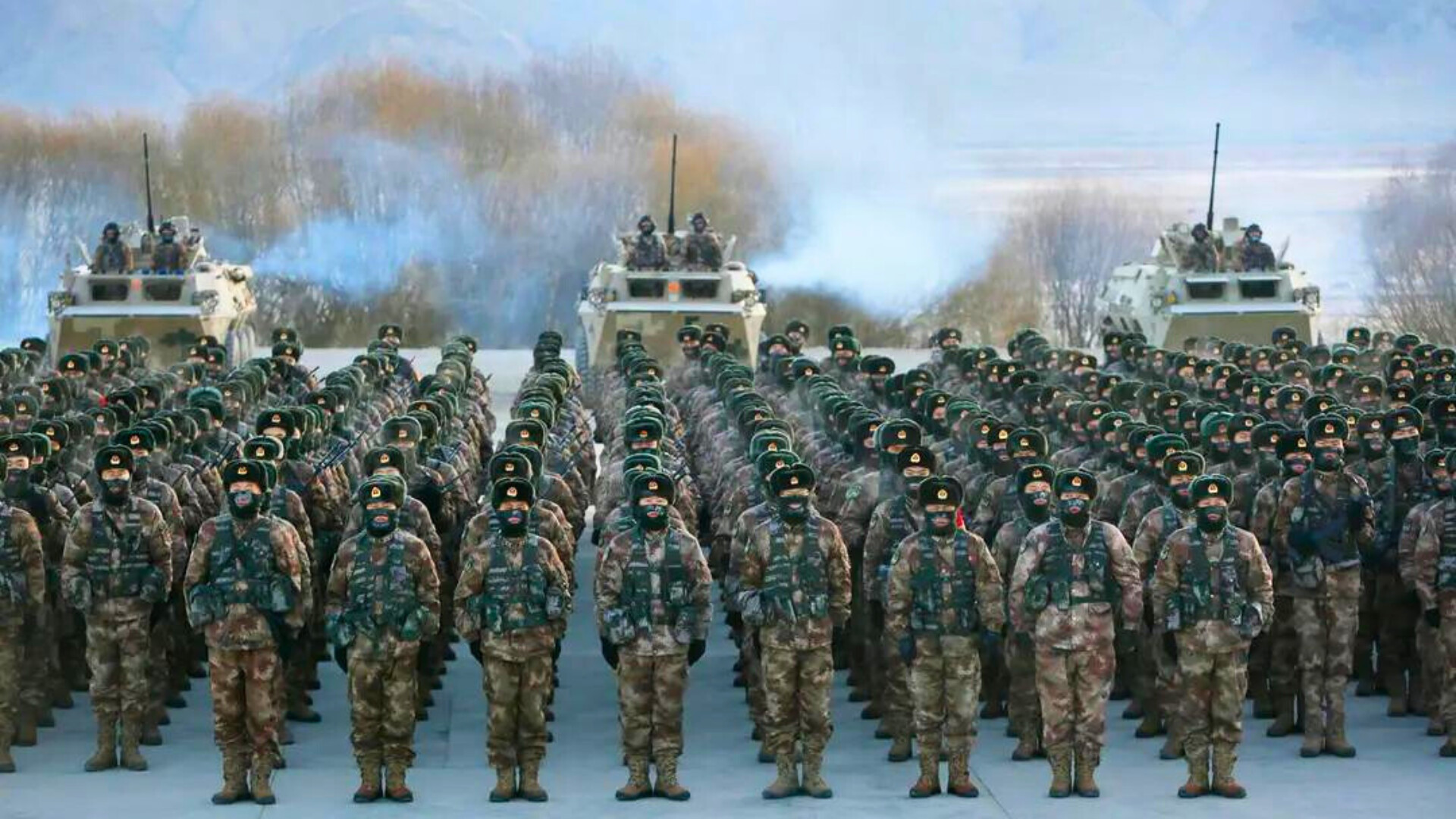Soldados del Ejército Popular de Liberación de China se reúnen durante un entrenamiento militar