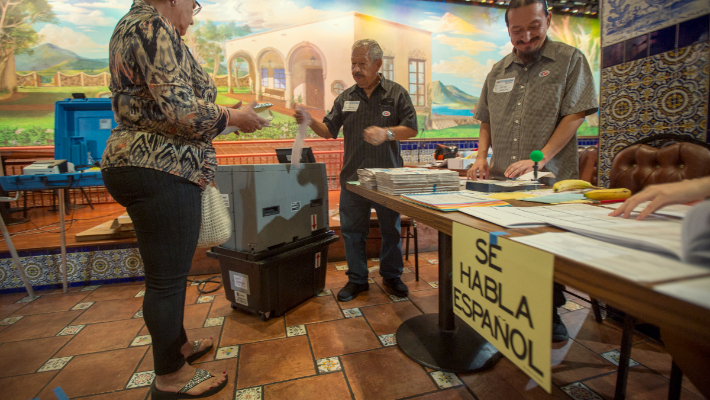 Hispanos votan en un colegio electoral en el restaurante El Gallo el 8 de noviembre de 2016 en la sección Boyle Heights de Los Ángeles, California. (Foto de David McNew/Getty Images)