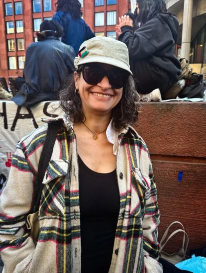 Estudiante de posgrado de la NYU apoya la concentración propalestina del 22 de abril de 2024 frente a la NYU Stern School of Business. (Juliette Fairley/The Epoch Times)