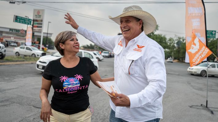 Ramiro Delgado, exacordeonista del grupo Bronco, hace campaña el 20 de abril de 2024, en el municipio de Apodaca, en Nuevo León (México). (EFE/ Miguel Sierra)