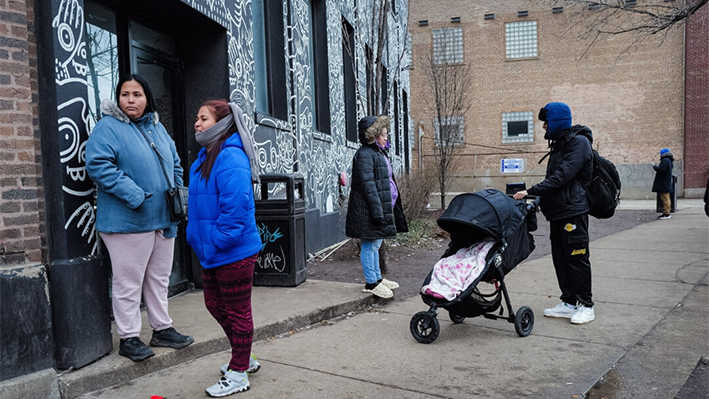 Residentes pasan tiempo juntos frente a un refugio para inmigrantes ilegales en el barrio de West Loop en Chicago el 30 de enero de 2024. (Scott Olson/Getty Images)
