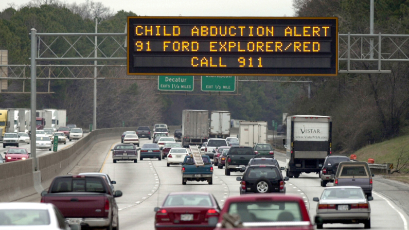 Fotografía de archivo.

Una señal del Departamento de Transporte de Georgia alerta a los conductores para que busquen el vehículo de sospechoso de asesinato y secuestro.( Erik S. Lesser/Getty Images)