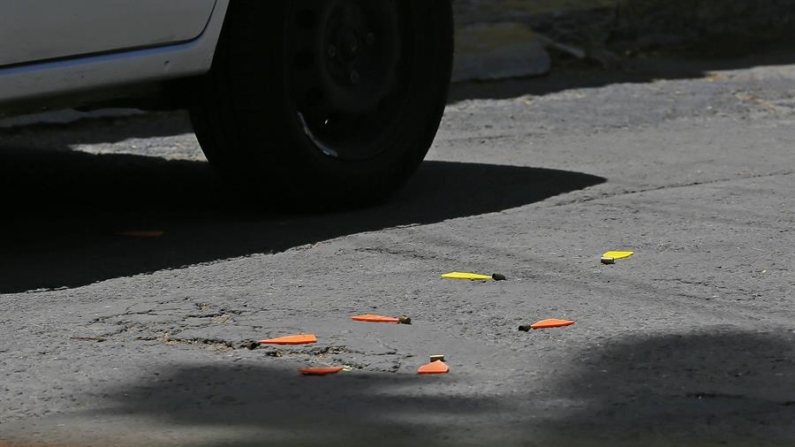 Fotografía de archivo donde se observan a detalle casquillos en el lugar donde fue atacado a balazos un candidato. EFE/Hilda Ríos
