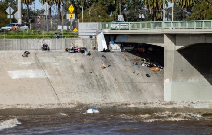 Campamentos para personas sin hogar bordean el río Los Ángeles en Long Beach, California, el 1 de marzo de 2023. (John Fredricks/The Epoch Times)