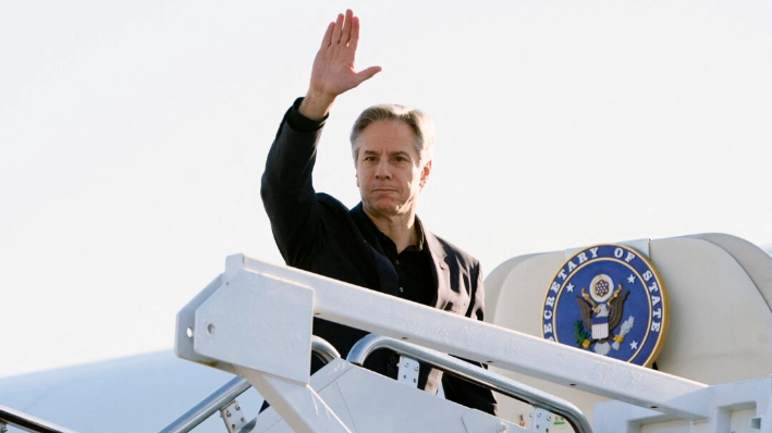 El Secretario de Estado estadounidense Antony Blinken saluda mientras sube a su avión en la Base Conjunta Andrews en Maryland, el 23 de abril de 2024, de camino a Pekín. ( Mark Schiefelbein/POOL/AFP vía Getty Images)