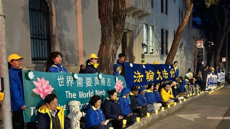 Practicantes de Falun Gong se reúnen para una vigilia con velas frente al consulado chino en San Francisco el 20 de abril de 2024. (Steve Ispas/The Epoch Times)