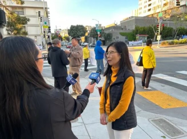 Kerry Huang, una de las organizadoras del acto, frente al consulado chino en el 1450 de la calle Laguna, en San Francisco, el 20 de abril de 2024. (Steve Ispas/The Epoch Times)