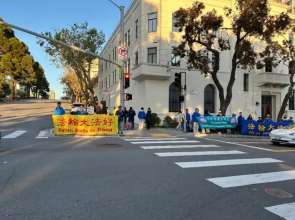 Practicantes de Falun Gong frente al consulado chino en el 1450 de la calle Laguna en San Francisco el 20 de abril de 2024. (Steve Ispas/The Epoch Times)