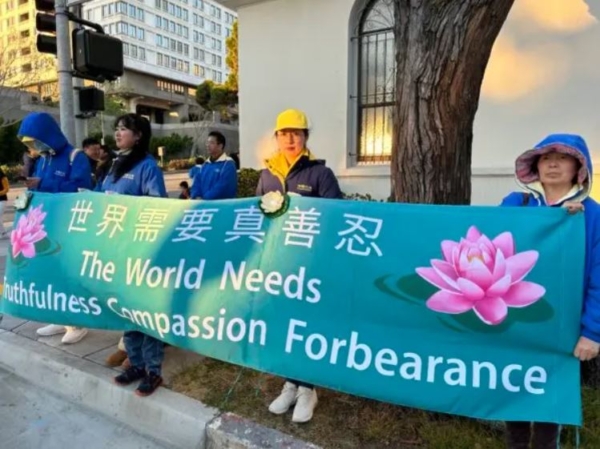 Jenny Zhang delante del consulado chino en el 1450 de la calle Laguna de San Francisco el 20 de abril de 2024. (Steve Ispas/The Epoch Times)