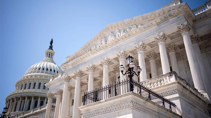 La Cúpula del Capitolio de EE. UU. es visible detrás de la entrada Este de la Cámara del Senado en Washington el 23 de abril de 2024. (Andrew Harnik/Getty Images)
