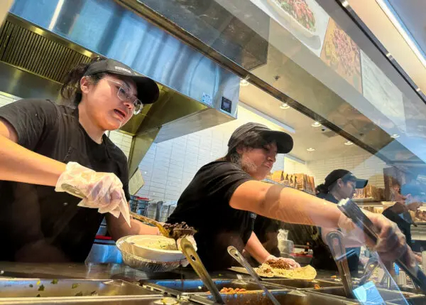 Trabajadores preparan pedidos de comida en un restaurante Chipotle en San Rafael, California, el 1 de abril de 2024. (Justin Sullivan/Getty Images)