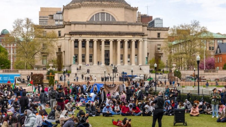 Estudiantes y activistas propalestinos acampan en el campus de la Universidad de Columbia en Nueva York, el 19 de abril de 2024. (Alex Kent / AFP)