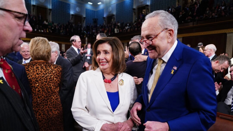 El líder de la mayoría en el Senado, Chuck Schumer (D-N.Y.) (R), charla con la expresidenta de la Cámara de Representantes, Nancy Pelosi (D-Calif.) C), antes del tercer discurso sobre el Estado de la Unión del presidente Joe Biden ante una sesión conjunta del Congreso en la Cámara de Representantes del Capitolio de EE.UU. en Washington el 7 de marzo de 2024. (SHAWN THEW / POOL / AFP)
