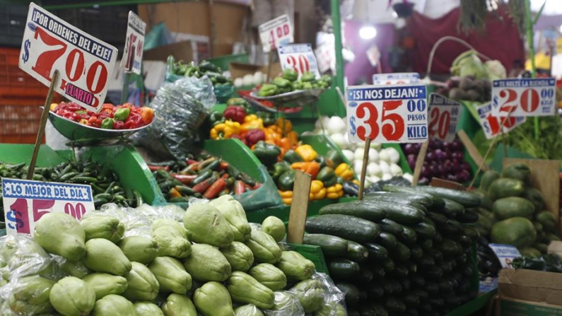 Fotografía de un puesto de verduras con los precios de cada producto en el mercado de Jamaica de la Ciudad de México (México). Imagen de archivo. EFE/Sashenka Gutiérrez