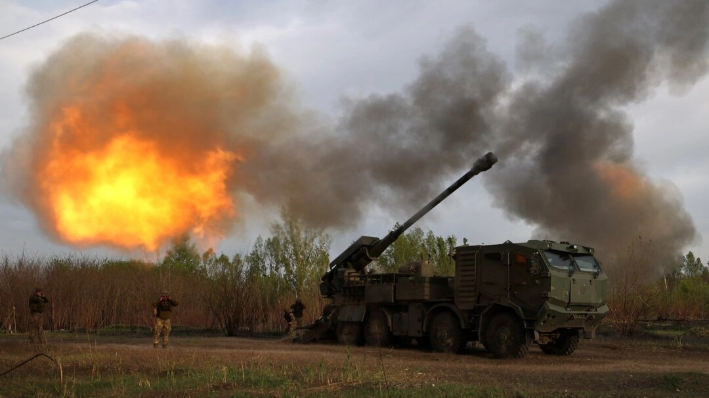 Artilleros de la 43ª Brigada Mecanizada Separada de las Fuerzas Armadas de Ucrania disparan contra una posición rusa con un obús autopropulsado de 155 mm 2C22 "Bohdana", en la región de Kharkiv, en medio de la invasión rusa en Ucrania el 21 de abril de 2024. (Anatolii Stepanov/AFP vía Getty Images)
