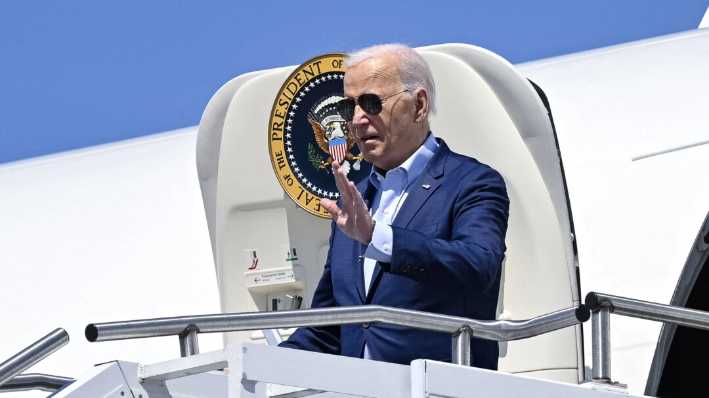 El presidente Joe Biden llega al aeropuerto internacional de Wilkes-Barre Scranton en Avoca, Pensilvania, el 16 de abril de 2024. (Andrew Caballero-Reynolds/AFP vía Getty Images)