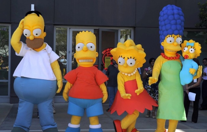 Los personajes de Los Simpson dan la bienvenida a los invitados en los Estudios Fox en Los Ángeles el 7 de mayo de 2009, antes de una ceremonia de dedicación al primer día de emisión de sellos de Los Simpson por parte del Servicio Postal de Estados Unidos. (Gabriel Bouys/AFP vía Getty Images)