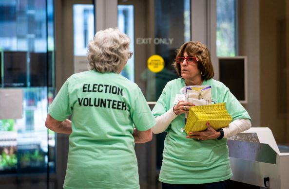 Voluntarias electorales preparan las papeletas de voto por correo para escanearlas en el Centro Gubernamental del Condado de Lancaster en Lancaster, Pensilvania, el 23 de abril de 2024. (Madalina Vasiliu/The Epoch Times)