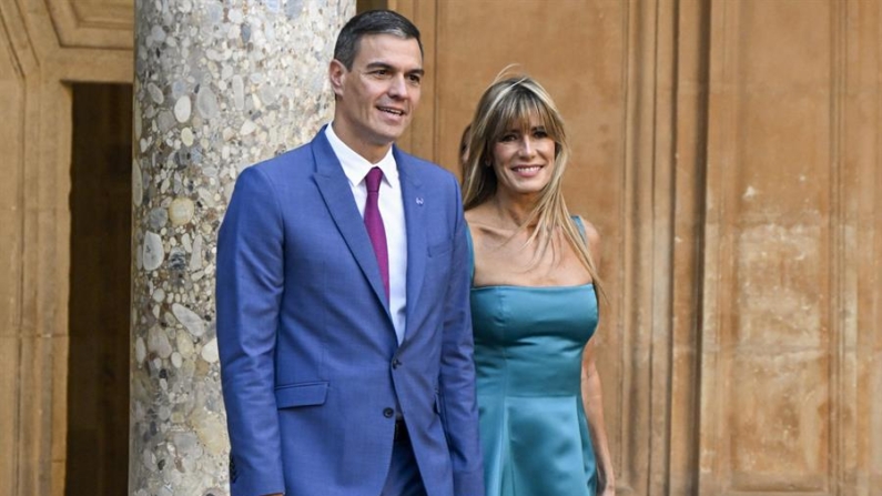Foto archivo donde se ve el presidente del Gobierno español Pedro Sánchez acompañado de su esposa Begoña Gómez. (EFE/ Miguel Ángel Molina)