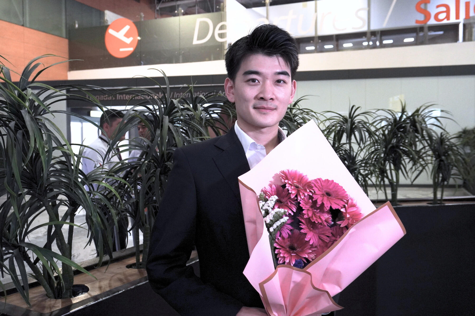 William Li, bailarín principal de Shen Yun, recibe flores a su llegada al Aeropuerto Internacional de Guadalajara, en Jalisco, México, el 24 de abril de 2024. (Lily Yu/Epoch Times)