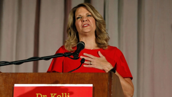 La entonces candidata al Senado por el Partido Republicano de Arizona, Kelli Ward, concede las primarias en un discurso a sus partidarios en un evento de la noche electoral en Scottsdale, Arizona, el 28 de agosto de 2018. (Ralph Freso/Getty Images)