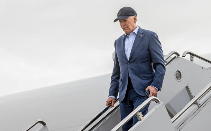 El presidente Joe Biden se baja del Air Force One después de llegar a la base de la Guardia Nacional Aérea de Delaware, en New Castle, Delaware, el 19 de abril de 2024. (Julia Nikhinson/AFP)
