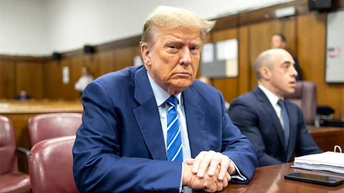 El expresidente Donald Trump sentado en la sala durante el segundo día de su juicio penal en la Corte Criminal de Manhattan en la ciudad de Nueva York el 16 de abril de 2024. (Justin Lane-Pool/Getty Images)
