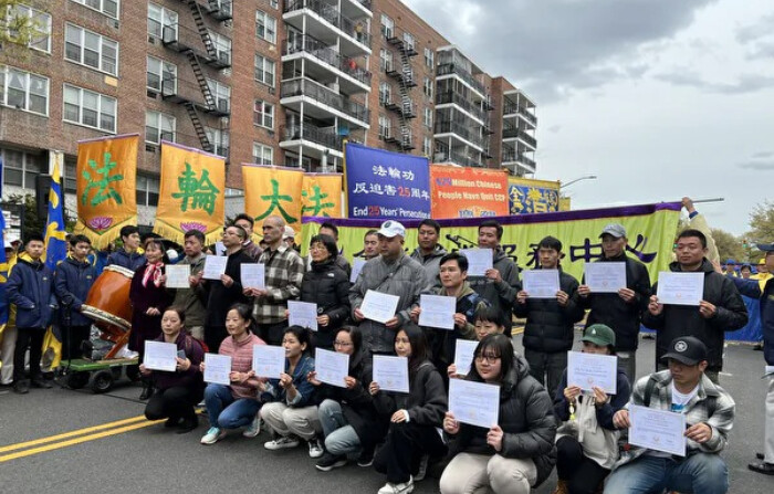 Veinticuatro chinos reciben certificados de renuncia al Partido Comunista Chino y sus organizaciones asociadas, conocidos como las "tres renuncias", en una concentración para conmemorar el 25 aniversario de la "Apelación 4.25" en Flushing, Nueva York, el 21 de abril de 2024. (Shi Ping/The Epoch Times)