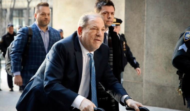 Harvey Weinstein llega a una Corte de Manhattan mientras continúan las deliberaciones del jurado en su juicio por violación en Nueva York, el 24 de febrero de 2020. (John Minchillo/AP Photo)