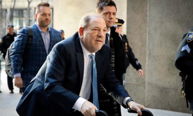 Corte de NY anula condena por violación impuesta a Harvey Weinstein en 2020