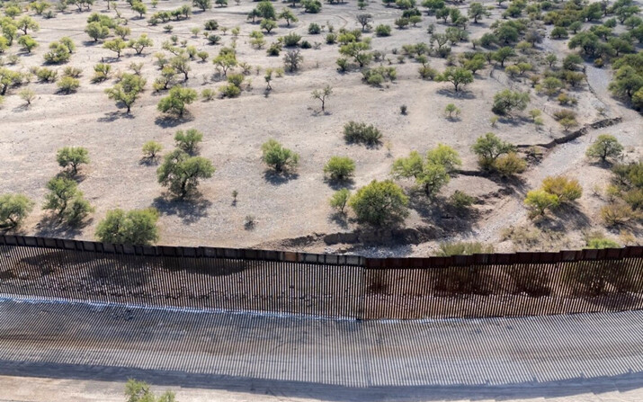El muro fronterizo entre Estados Unidos y México en Sasabe, Arizona, el 8 de diciembre de 2023. (Valerie Macon/AFP vía Getty Images)