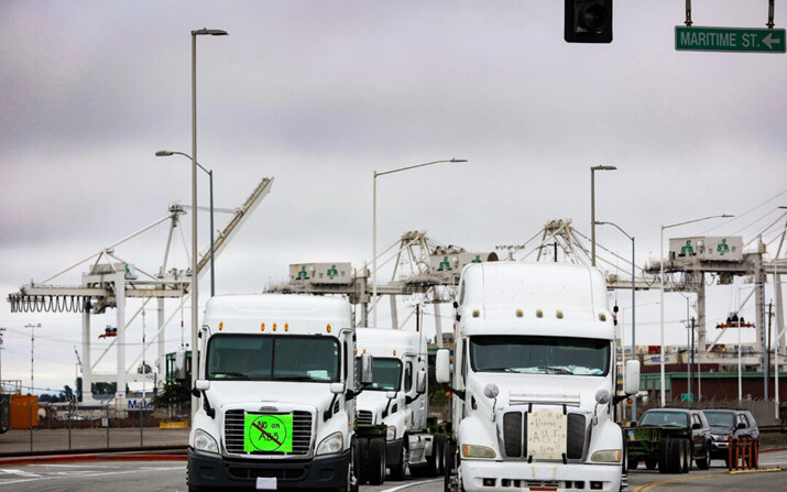 Camiones bloquean la entrada a una terminal de contenedores en el puerto de Oakland, en Oakland, California, el 21 de julio de 2022. (Justin Sullivan/Getty Images)