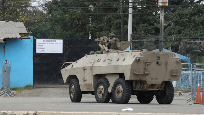 Un vehículo blindado de las Fuerzas Armadas llega a una penitenciaría en Ecuador, en una fotografía de archivo. EFE/ Jonathan Miranda
