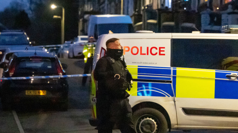 La policía acordona la escena del crimen después de que una mujer fuera apuñalada en la calle Moy el 5 de diciembre de 2023 en Aberfan Gales. (Matthew Horwood/Getty Images)