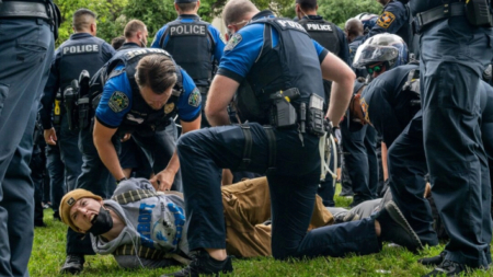 Profesorado de UT-Austin condena a presidente del centro por arresto de manifestantes propalestinos